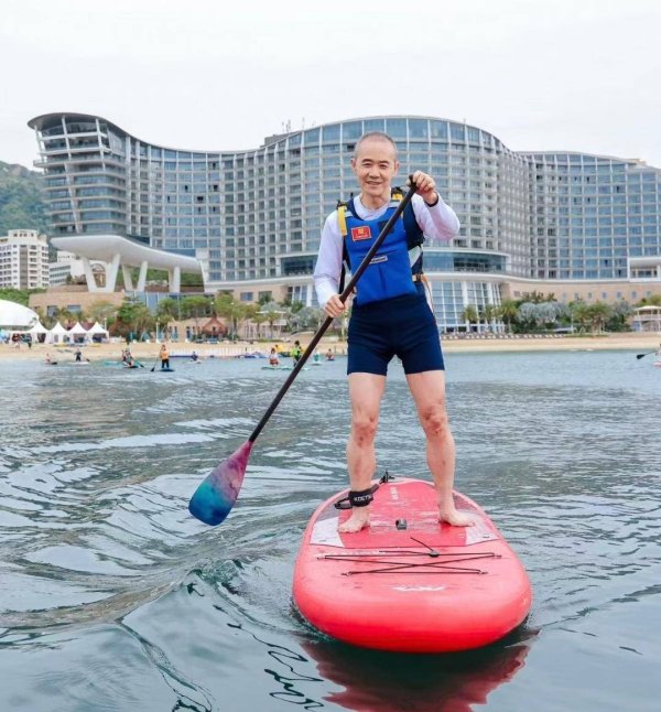 配资指数平台 75岁王石划帆船破谣言！状态好到不像老人，十个字回应太刚了